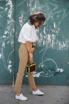 La vuelta al trabajo será cool (y muy rollera) Superga Outfit, Leandra Medine Style, Hillary Duff, White Shirt Men, Fall Inspiration, Ashley Olsen, Milan Fashion Weeks, Julia Roberts, Sarah Jessica Parker