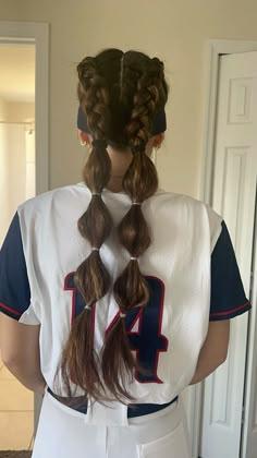 softball hair Softball Girl Hairstyles, Sporty Girl Hairstyles, Futbol Girl, Softball Braids, Softball Hair Braids, Sporty Hair, Practical Hairstyles, Softball Field