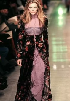 Medieval Revival Fashion, Betsy Johnson Aesthetic, Medieval Aesthetic Outfit, 90s Long Dress, Punk Runway, Betsey Johnson Runway, Look Gatsby, Winter Gowns, Runway Fashion Couture