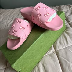 Gucci Pink Slides Never Used. Pink Gucci Slides, Crocs Fashion, Gucci Slides, Gucci Pink, Gucci Sandals, Pink Slides, Pretty Sandals, Shoes Gucci, Rubber Sandals