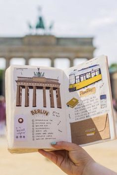 Associer texte et illustrations dans un carnet de voyage Polaroid Scrapbook, Dairy Writing, Planner Making, Berlin Travel, Travel Art Journal