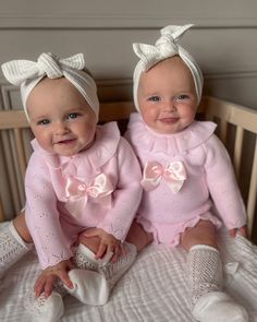 Twin Pictures, Baby Twins Pictures, Twin Girl, Twin Baby Girl Outfits, Blonde Babies, Twin Baby Girls, Identical Twins, Twin Babies, Baby Shower Cakes