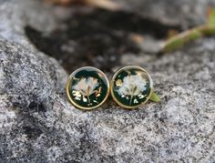 Gold stainless steel earrings Dried pressed baby's breath flower on forest green background Diameter 1,2 cm 🏡 Handmade with care in Dordogne, France 📃Informations *Gift wrapping option available. ✨Where to find us? *Instagram: www.instagram.com/paquerettepaillette/ *Facebook: www.facebook.com/Paquerette-Paillette-103227144944536/ *Mail: paquerettepaillette@gmail.com Green Earrings With Pressed Flowers For Gift, Green Pressed Flowers Earrings For Gift, Nature Inspired Earrings, Nature-inspired Green Flower Earrings For Gifts, Green Round Jewelry With Birth Flower, Green Birth Flower Round Jewelry, Green Birth Flower Jewelry, Small Green Earrings For Gift, Tiny Green Earrings For Gift