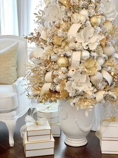 White And Golden Christmas Tree, Cream And Tan Christmas Decor, Gold And Crystal Christmas Tree, Cream And Gold Christmas Tree, Christmas Decor Ideas Gold, White And Gold Christmas Decor, Interior Design Christmas, White And Gold Christmas, Elegant Christmas Tree Decorations