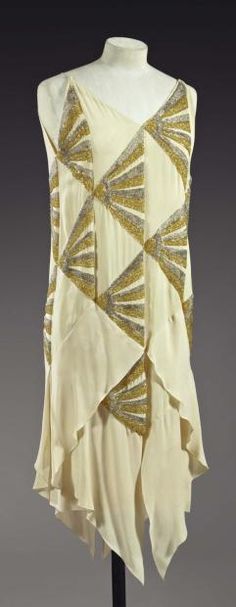 Madeleine Vionnet   Robe du soir "éventails Japonais", 1925 Look Gatsby, 1920s Outfits, 1920 Fashion, 20s Fashion, 1920s Dress, Roaring Twenties