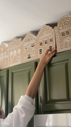 🏡✨ Watch as Kate transforms oversized Proofgrade material packaging into a beautiful cardboard gingerbread village, using her Glowforge and a touch of paint! 🍬🎨 The scoring feature makes it so easy to craft intricate designs, making the creative process such a breeze. 🖨️ : Glowforge Pro ✨ : @katehickmanart 🎨 : Cardboard, Puff Paint #GingerbreadVillage #GlowforgeMagic #UpcycledDesign #CreativeCrafting #DIYInspiration Cricut Veneer Projects, Cardboard Gingerbread Village, Glowforge Gifts, Cardboard Gingerbread, Cardboard Gingerbread House, Christmas Gingerbread Houses, Gingerbread House Party, Gingerbread House Parties, Gingerbread House Designs