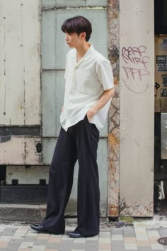 Japanese Men Summer Outfit, Trousers Men Outfit, Shirt Men Outfit, Casual Outfits Mens, Japanese Mens Fashion, Shirt Outfit Men, Outfits Hombre, Mens Trendy Outfits