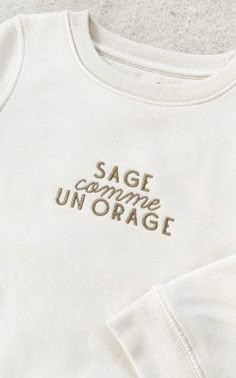 Sweat brodé avec passion sous le soleil de Bretagne 🇫🇷   Sweat enfant avec broderie centrée au niveau du torse "Sage comme un orage" en jeu de typographie manuscrite et capitale.      Nul doute que vous retrouverez vos minis dans cette expression tellement mignonne et tellement révélatrice 😇  Le sweat parfait pour toutes les petites terreurs de l'ouest aussi mignonnes que décoiffantes, on les adore !   Chaud, très doux et super agréable à porter, aucun doute qu'il deviendra leur sweat préféré Princess Closet, Club T Shirt, Silhouette Portrait, All The Feels, Diy Couture, Piercing Tattoo, Fashion Details, Sewing Hacks, Diy Fashion