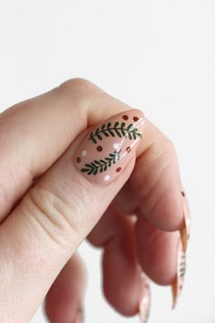 Boho Christmas Nail Ideas, Winter Oval Nail Designs, Scandinavian Nail Art, Mistletoe Nail Art, Holly Nails Christmas, Minimalistic Christmas Nails, Almond Shaped Christmas Nails, Holiday Nails 2022, Botanical Nails