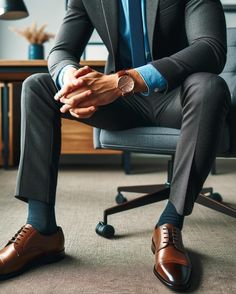 5 Outfits to Make Great Impression at Your Job Interview Here are five outfits suitable for a job interview, each paired with an appropriate watch: 1. Classic Business Formal: • Outfit: Navy blue suit, white dress shirt, black leather dress shoes, and a conservative tie (solid color or subtle pattern). • Watch: Silver stainless steel dress watch with a black leather strap. 2. Modern Professional: • Outfit: Charcoal grey suit, light blue dress shirt, brown leather dress shoes, and a mat... Creative Professional Outfit, Grey Suit Black Shirt, Grey Suit Brown Shoes, Business Formal Outfit, Dark Grey Suit, Light Grey Blazer, Watch Minimalist, Blue Oxford Shirt, Brown Brogues