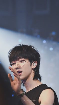 Livro com algumas fotos dos integrantes do grupo seventeen!   Espero … #fanfic # Fanfic # amreading # books # wattpad Seventeen Minghao, Asian Man, Seventeen The8, Seventeen Debut, Seventeen Wallpapers, 인물 사진, Pledis Entertainment