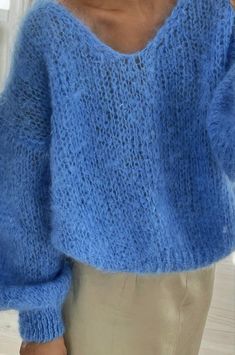 Blue Mohair Sweater, American Dreams, Pull Mohair, Skandinavian Fashion, Mohair Knit, Blue Knit Sweater, Raglan Pullover, Fall Fits, Mohair Sweater