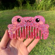 Handmade Pink Glitter Frog Kawaii Resin Comb Resin Comb, Frog Kawaii, Pink Holographic, Pink Glitter, Jewelry Bags, Hair Comb, Hair Tools, Pretty Hairstyles, Resin Crafts