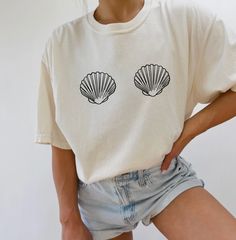 Details• Beach Shells Oversized Ivory Summer T-Shirt• Comfort Colors Brand• Fabric has stretch and has a relaxed fit• Short sleeves with a crew neckline• Pair this cute tee with shorts!Material• 100% cotton• Materials may have natural variations• Colors may vary from different viewing device Beige Short Sleeve T-shirt For Loungewear, Trendy Cream Summer T-shirt, White Summer Top For Loungewear, Beige Graphic Tee For Summer, White Vsco T-shirt For Summer, White Relaxed T-shirt With Graphic Print, Relaxed White T-shirt With Graphic Print, Oversized Beige T-shirt For Summer, Summer Beige Crew Neck Top