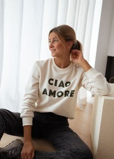 Long sleeves Sizing runs true to size “Ciao Amore” in khaki letters Our models wear the Grey Solan Jeans and Beige Solan Jeans Sizes: S / M / L S: Length 21.65 in - Width 19.69 in M: Length 22.44 in - Width 10.47 in L: Length 23.23 in - Width 21.26 in Contexture: 85% cotton - 15% polyester Washing: handwash recommended Clothes Europe, Dressy Sweatshirt, Cute Sweatshirts, Inspired Fashion, Short Sleeved Sweaters, Girly Girl, Out Loud, Cropped Sweater, Sleeve Sweater