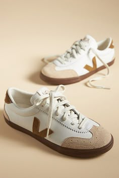 Shoes 2024 Women, Veja Shoes Outfit Women, Trendy Sneakers For Women, Veja Volley, Shoes Dressing, Concept Sneakers, Shoe Photography, Tie Styling, Fall Sneakers