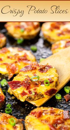 crispy potato slices with cheese and bacon Crispy Potato Recipes, Gameday Snacks, Fun Party Food, Gameday Recipes, Crispy Breakfast Potatoes, Baked Potato Slices, Potato Slices