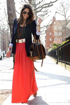 Stile Hippie Chic, Coral Maxi Skirts, Red Maxi Skirt, Long Outfit, Maxi Styles, Hottest Fashion Trends, Trendy Dresses, Womens Fashion Trends, Outfits Casuales