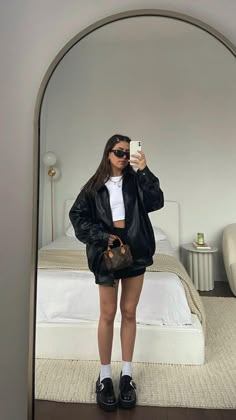 Urban Trendy Outfits Women, Laceless Doc Martens Outfit, Sleek City Outfits, Nyc Outfits Aesthetic Fall, La Cool Girl Outfits, Op Shop Outfits, Fall Outfits Skirt Aesthetic, Fall Outfits White Doc Martens, Doc Martens And Hoodie Outfit