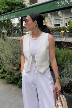 Waistcoat Woman Outfit Casual, Waistcoat Woman Outfit, Waist Coat Outfit Women, Waistcoat Outfits, White Vest Outfit, Stylish Waistcoats, Denim Vest Outfit, White Denim Vest, Waistcoat Outfit