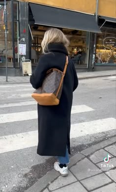 Louis Vuitton Bucket Bag Outfit, Matilda Djerf Style Fall, Lv Noe Outfit, Lv Crossbody Bag Outfit, Backpack Outfit Casual, Backpack Outfits Women, Black Backpack Outfit, Lv Bag Outfit, Lv Noe