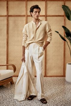 Todd Snyder - Spring 2024 Menswear https://www.vogue.com/fashion-shows/spring-2024-menswear/todd-snyder/slideshow/collection#8 50s Photos, Holiday Outfits Summer, 2024 Menswear, Guy Style, Guayabera Shirt, Resort Outfit, Todd Snyder, Linen Suits, Male Fashion Trends