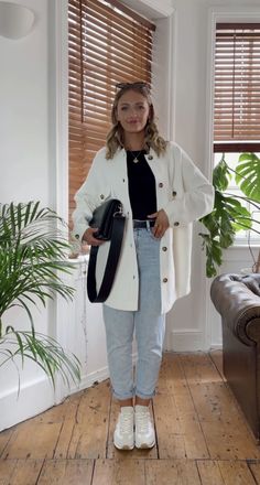 Midi Dress With Jean Jacket Outfit, Jean Overshirt Outfit, Black T Shirt And Jeans Outfit, Jean Coat Style, Outfits Con Sobrecamisa, Spring Europe Outfits, Cute Thanksgiving Outfits, Thanksgiving Outfit Ideas, What To Wear Fall