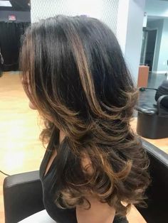 Honey Brown With Caramel Highlights, 2000s Bodycon Dress, Stripe Highlights Brown Hair, Light Brown Highlights In Black Hair, Hair Dye Ideas For Mexican Women, Highlights For Dark Brown Hair Layers, Y2k Haircolor Ideas, Natural Hair Coloring Ideas, Caramel Hair With Bangs