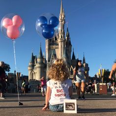 Disneyland Big Sister Announcement, Gender Reveals At Disney, Disney Sibling Announcement, Disney Gender Announcement, Gender Reveal Disneyland, Big Sister Disney Announcement, Disneyland Gender Reveal Ideas, Gender Reveal At Disneyland, Disney Announcement Pregnancy