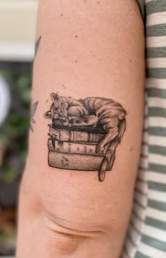 Super Cute Book Tattoo Ideas For Girls Minimalist Tattoos For Women, Book Tattoo Ideas, Reading Tattoo, Book Tattoos, Tasteful Tattoos, Minimalist Tattoos, Book Tattoo, Feminine Tattoos