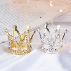 Features： 1.You can use this crown for cake decor! It certainly looks beautiful. 2.Exquisite workmanship improves its quality and grade, unlike the plastic one. 3.Beautiful queen crown, leaves you more charming at the same time. 4.Artificial pearl design for small crown, you can also use it as a prop for performance. Specification： 1,100% new and high quality 2，material：Alloy 3，color：Gold，Silver 4，size：About 5 x 5 x 3.8 cm Package include：1 pc  Note： There is 2-3% difference according to manual Princess Topper, Small Crown, Mini Crown, Children Hair, Queen Crown, Pearl Design, Cake Decor, Crown Princess, Hair Ornaments