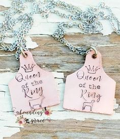 two pink tags with the words queen of the ring and king of the rings written on them