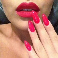 Red Stiletto Nails, Pink Nail Colors, Nails 2018, Hot Pink Lips, Pointy Nails, Almond Nails Designs, Makijaż Smokey Eye, Super Nails, Nail Shapes