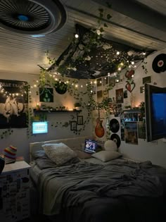 Fairy Lights Aesthetic Bedroom and Room Decor with Autumn Living Room Vibe and Dream Apartment Feel & Warm Apartment Aesthetic. More Home Decor Ideas & Living Room Aesthetics/Chill Apartment Vibes & Aesthetic Apartment Vibes Bedroom Ideas For Nerds, Grunge Bedroom, Cool Room Decor, Dream Bedroom Inspiration, Chill Room, Dekorasi Kamar Tidur, Cool Room, Grunge Room, Future Room