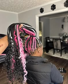 Pink Blond And Black Braids, Black Women Colored Braids, Short Knotless Box Braids With Color, Pink Black And Blonde Braids, 3 Color Braids, Box Braid Color Combos, Braid Color Combos