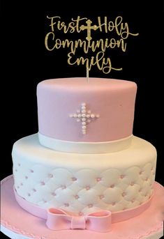 a pink and white cake with a cross on top that says, mr primera comunion tivia