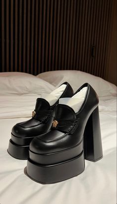 Loafer Platform, Girls High Heels, Heel Loafers, Fashion Shoes Heels, Cute Shoes Heels, Shoes Heels Classy, Funky Shoes, Stunning Shoes, Chunky Shoes