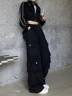 Black Baggy Cargo Jeans, Fem Streetwear, Black Streetwear Women, All Black Outfit Streetwear, Black Streetwear Outfit, Style With Cargo Pants, Cargo Pants Look, Summer Streetwear Women, Accessories Streetwear