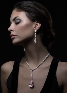 Graff Jewelry, Graff Diamonds, Jewelry Photoshoot, Chanel Jewelry, Jewelry Model, Best Jewelry Stores, Jewelry Photography, High Jewelry, Minimalist Jewelry