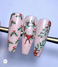 Christmas Present Nails, Nail Noel, Nail Art Noel, Christmas Foliage, Holiday Nails Winter, Holiday Nails Christmas, Holiday Nail Designs, Fancy Nails Designs, Cute Christmas Nails