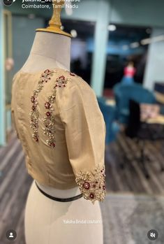 Pelli Blouse, Sari Blouse Styles, Blouses Designs, Desi Outfits, Latest Blouse Designs Pattern, Aari Blouse, Simple Work