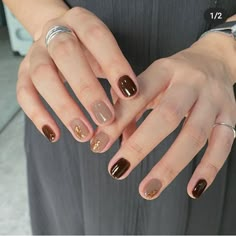 Nail Art Untuk Kulit Hitam, Nail Art Simple Elegant Classy Brown, Chrysanthemum Nails, Nail Korean Style Minimal, Fall Korean Nails, Nail Art Coklat, Nailart Simple Elegant, Nail Art Simple Elegant Classy, Korean Nail Art Simple