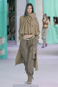 Burberry Spring 2025 Ready-to-Wear Collection [PHOTOS] 90s Fashion Outfits, Winter Fashion Outfits, Winter Wear, 90s Fashion, Paris Fashion, Spring Summer Fashion, Runway Fashion, Fashion News, Winter Fashion