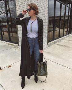 Carry by the top handle or lay on your shoulder for a hands-free style. Style inspo by @connerwiegand. Lay On, Free Style, Hands Free