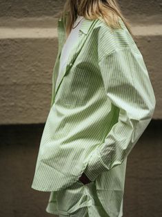 Green And White Striped Shirt Outfit, Outfits Europa, White Striped Shirt Outfit, Striped Top Outfit, Stripe Shorts