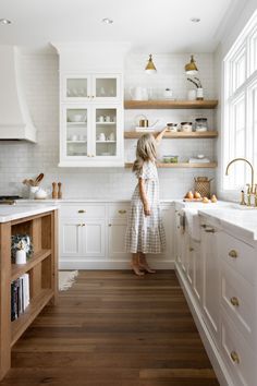 Modern Coastal Farmhouse, Bedroom Transitional, Kitchen Transitional, Kabinet Dapur, Transitional Decor Kitchen, Interior Design Per La Casa, Cozy Kitchen, Kitchen Room Design