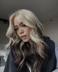 blond, blonde hair color, blonde ombre, white blonde, dark roots blonde hair, blonde highlights, blonde balayage Skunk Hair, Hair Color Underneath, Blonde Hair Inspiration, Pretty Hair Color, Hair Color And Cut, Hair Dye Colors, Hair Inspiration Color, Blonde Ombre, Hair Inspo Color