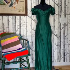 Gorgeous Vintage House Of Bianchi Emerald Green Gown! The Color Of This Dress Is Absolutely Stunning. This Is A Floor Length Fully Lined Dress With Off The Shoulder Cap Sleeves. An Empire Waist With Darts And A Beautiful Large Draping Bow On The Back. Zipper + Hooke Eye Closure On The Back. There Is No Fabric Content Label But My Best Guess Is A Shantung Or Heavy Weight Silk (?). Approx. Measurements: Bust: 32 In Waist: 25 In Length:48 In Emerald Green Gown, Silk Formal Dress, Formal Dress Gown, Black Velvet Gown, Flapper Style Dresses, Vintage Shirt Dress, High Neck Mini Dress, Red Knit Sweater, Green Gown