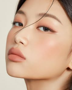 Asian Aesthetic Makeup, Korean Soft Makeup Look, Asian Soft Makeup, Asian Graduation Makeup, Korean Fox Eye Makeup, Korean Eyes Aesthetic, Peach Korean Makeup, Monolid Aesthetic