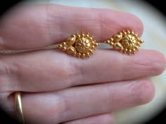 Mango Studs Gold, Mango Design Earrings Gold, Gold Earrings Studs Simple, Indian Gold Necklace Designs, Mango Design, Temple Jewellery Earrings, 22k Gold Earrings, Gold Earrings Indian